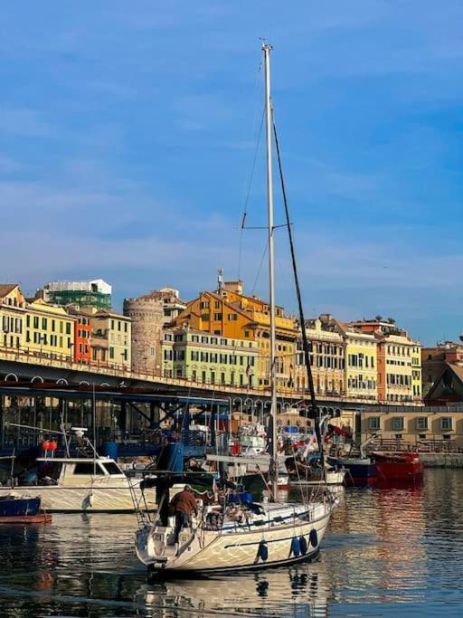 Overlooking The Porto Antico Of Genoa Apartment Exterior photo